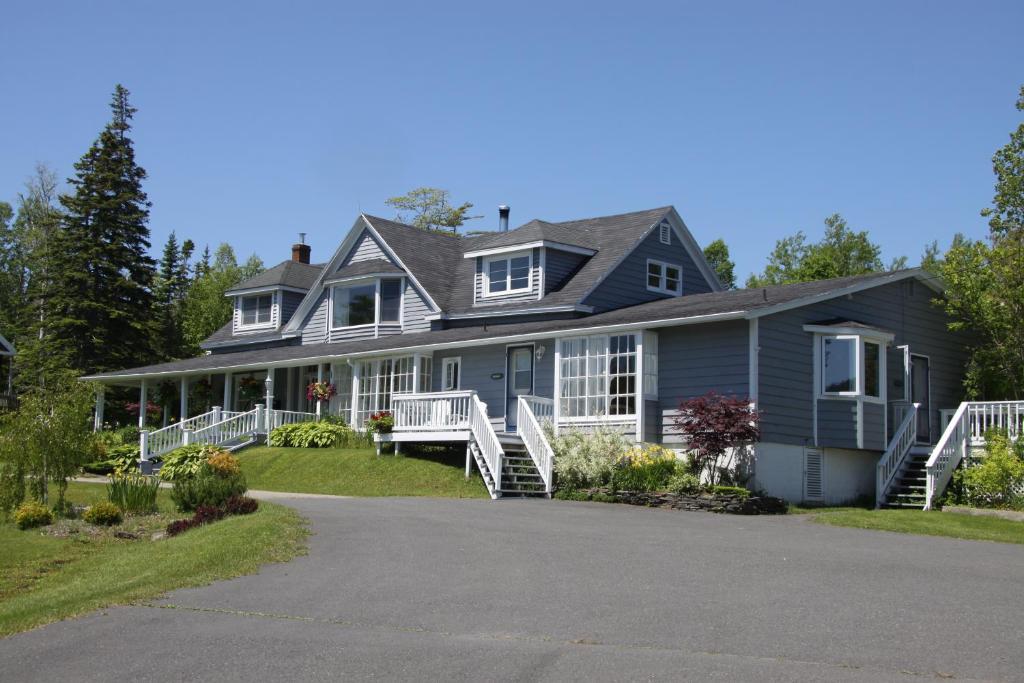 Broadwater Inn & Cottages Baddeck Room photo